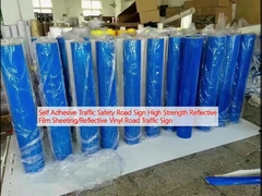 Zelfklevend verkeersveiligheidstekens High-strength Reflective Film Sheet/Reflective Vinyl Road Traffic Sign