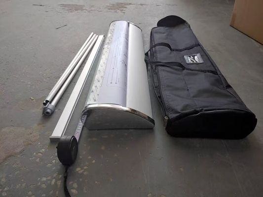 Flad intrekbare aluminium oprolbare bannerstandaard met brede basis voor reclame