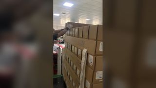 Zelfklevende vinylstickers (SAV) knippen en verpakken